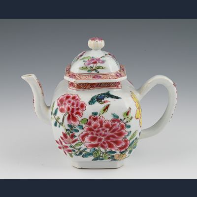 Ein chinesisches Porzellan Famille-Rose-Teegefäß