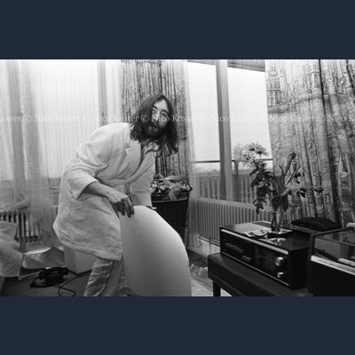 John Lennon & Yoko Ono - PEACE - Room 902 Hilton #18