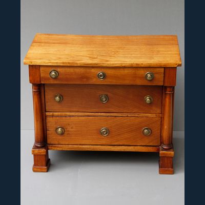 Empire miniatuur commode