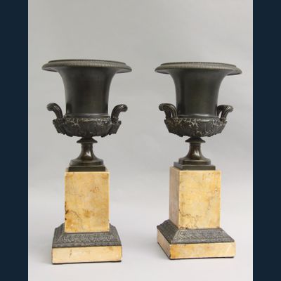 Paar Medici vazen op marmeren voet