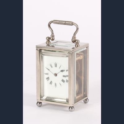 Een fraai Frans miniatuur reisklokje met vernikkelde kast, circa 1925.