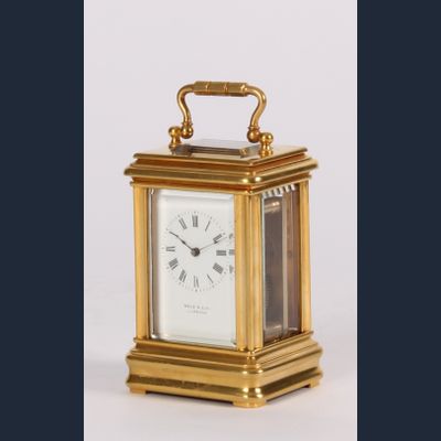 Een Frans miniatuur verguld messing reisklokje, wederverkoper Reed & Son, circa 1880.