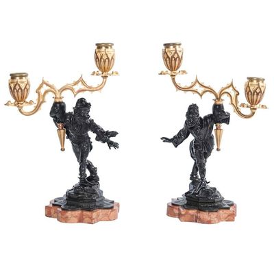 Een paar gepatineerd en verguld bronzen kandelaars Harlekeins circa 1880