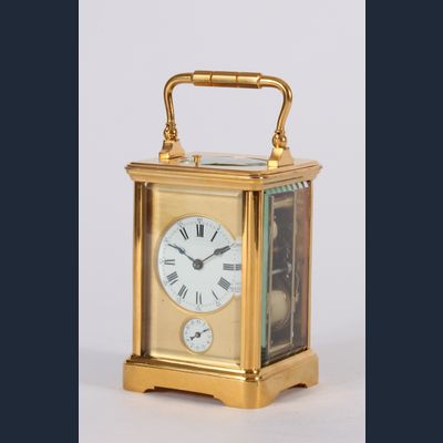 Een Franse verguld messing reisklok met kwartierrepetitie en wekker circa 1880