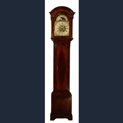 Een fraaie Engelse notenhouten staande klok met maanfase, door William Upjohn, omstreeks 1730