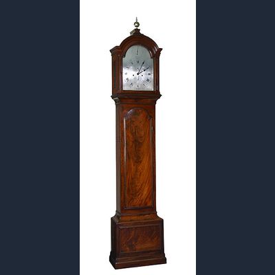 Een fraaie Engelse mahonie staande klok Dwerrihouse Berkley Square London circa 1780