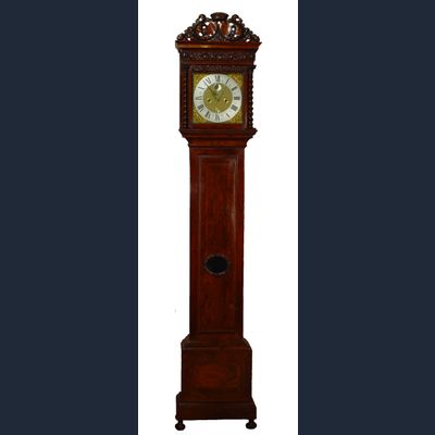 Een vroege Hollandse notenhouten staande klok met snijwerk, door Huijgens, omstreeks 1690