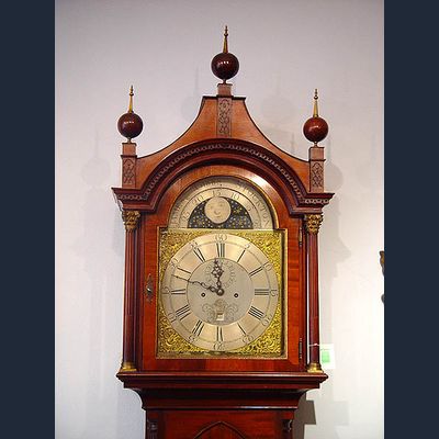 Een fraaie Engelse mahonie staande klok met pagoda top James Gibb Stockton circa 1770
