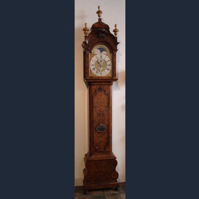Een mooie Hollandse wortelnoten staande klok J P Kroese Amsterdam circa 1735