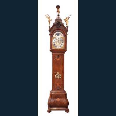 Een fraaie Hollandse wortelnoten staande klok Uswald Amsterdam met kalender circa 1750