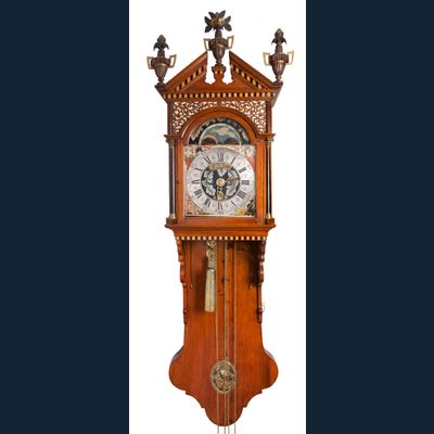 Een zeer zeldzame Friese iepenhouten dubbelkaps staartklok met speelwerk Klaas Andriese circa 1810
