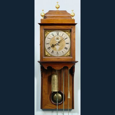 Een fraai notenhouten Amsterdammertje gesigneerd Jacob Gelyn, circa 1725.