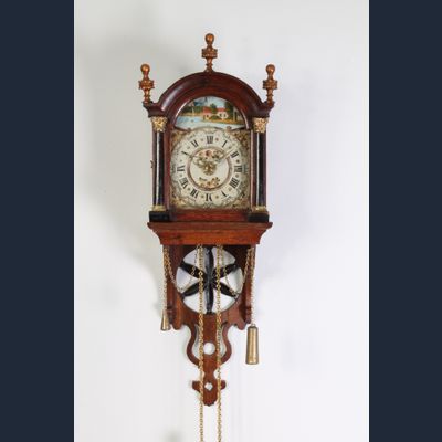 Een fraai Fries meekrab eiken staartschippertje met slagwerk en wekker, circa 1830.