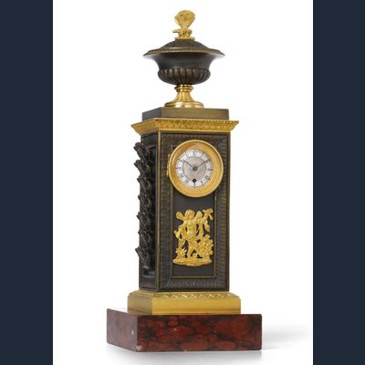 Een zeldzame en fraaie Frans Charles X brons en vuurverguld bureau klokje met thermometer en brûle-parfum, omstreeks 1830