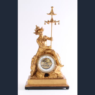 Een Oostenrijkse verguld houten figurale klok met dubbel mechaniek, omstreeks 1830