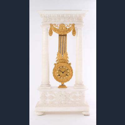 Een fraaie Franse albasten en verguld bronzen kolomklok met vrijslingerend uurwerk, circa 1830.