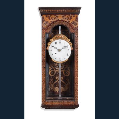 Een zeldzame en decoraieve Mid-Europese beschilderde houten zaagklok met slagwerk circa 1780