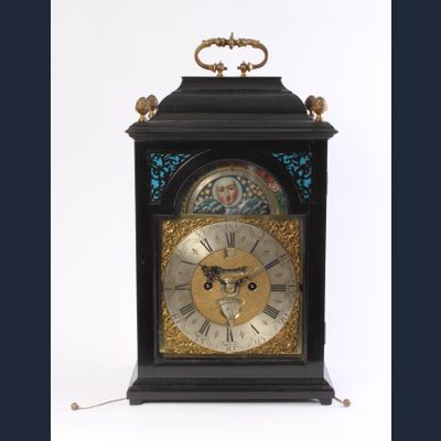 Een Hollandse gezwarte tafelklok met datum, dag en maanfase, door J.P. Kroese, omstreeks 1740