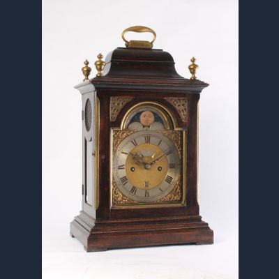 Een kleine Engelse gezwarte tafelklok met maanfase, door Robert Wood, omstreeks 1770