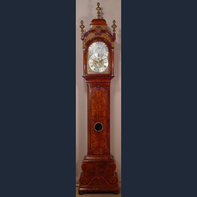 Een zeer zeldzame Hollandse wortelnoten staande klok met planisferium, Andries Vermeulen Amsterdam, circa 1730.