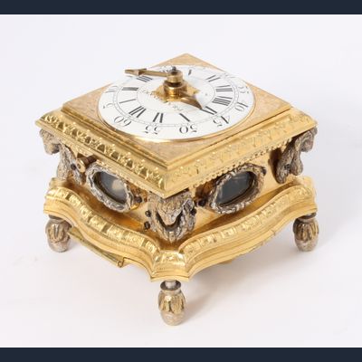 Een kleine horizontale tafelklok met wekker en repetitie, door P.I. Radzinski, omstreeks 1750