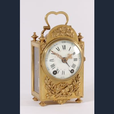 Een Franse Lodewijk XVI-stijl messing 'pendule d'officier', door E. Bazart, omstreeks 1890