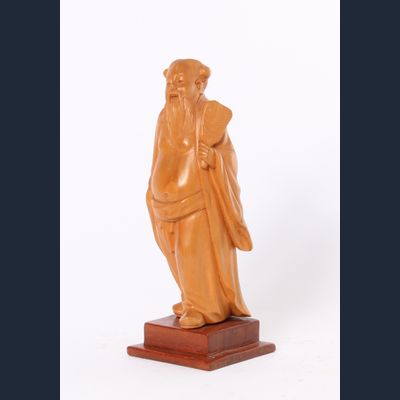 Een fraai gestoken Chinees houten beeldje van een man, circa 1920.