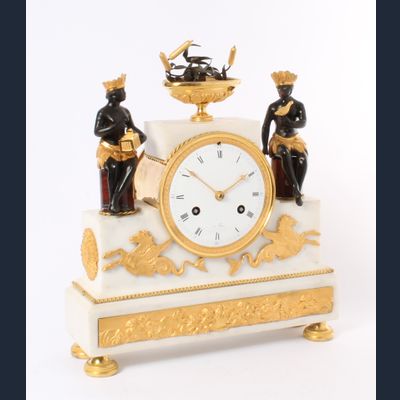 Een zeldzame Frans Empire marmer en vuurverguld bronzen pendule 'au bon sauvage', circa 1800