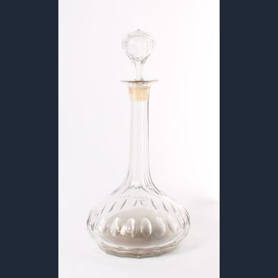 Een geslepen kristallen karaf met speelwerk, circa 1880.