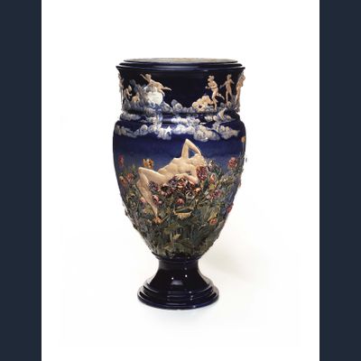Een monumentale Choisy-le-Roi Maiolica vaas gemodelleerd door Louis Carrier Belleuse, omstreeks 1880