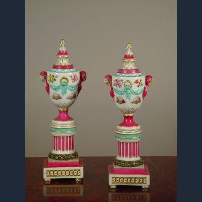 Een paar meerkleurige porseleinen urnen 'à double usage', ca 1850.