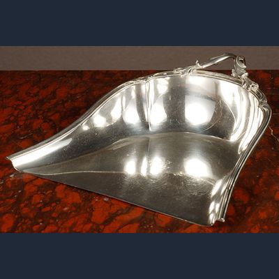 Zilveren blik met een fraai gedecoreerde handgreep, ca 1880