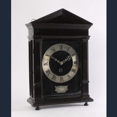 Een Hollandse ebben en verzilverde tafelklok, zogenaamde 'Haagse klok', door Christiaan Reynaert Haghe, omstreeks 1665