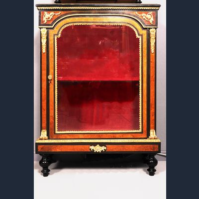 Een Zwitserse amboina vitrinekast, omstreeks 1880