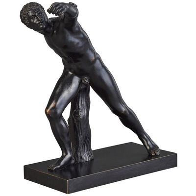 Very nice classical bronze of a Roman or Greek Gladiotor. The nicely patinated and detailed bronze is signed on the base: