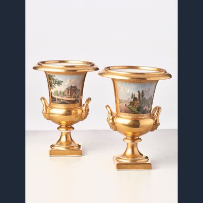 Twee bekers goud met afbeelding