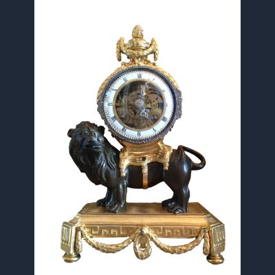 M175 Louis XVI leeuwpendule, met geskeletteerd uurwerk, zilveren wijzers en montuur op de lunette en slagwerk op een zilveren bel.