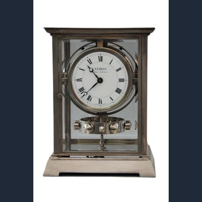 M122 Vernikkelde Art Deco stijl J.L. Reutter 4 zijdig verglaasde Atmos klok, in kleine uitvoering.