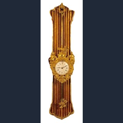 W30 Zaagklok gemonteerd op een gevormde vergulde plank.