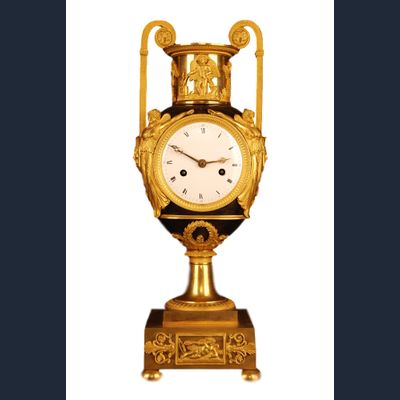 PV04 Vaseshape mantelclock with gilt and patina case