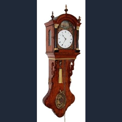 DW31 Zeer bijzonder Fries miniatuur staartklokje, zgn. kantoortje of notarisklok