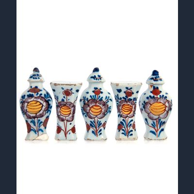 Miniatuurgarnituur van Vijf Delfts Polychrome Vaasjes voor een Poppenhuis