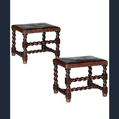 Prachtige 17e eeuwse Twist Barok Notenhouten Taboeretten met Leren Bekleding