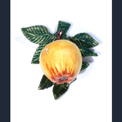 Een Vrucht in Polychroom Delfts Aardewerk - Appel