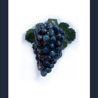 Een Druiventros in Polychroom Delfts Aardewerk