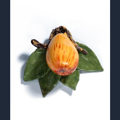 Een Model van een Vrucht in Polychroom Delfts Aardewerk - Peer