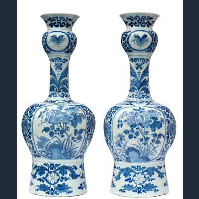 Een Paar Knobbelvazen in Blauw en Wit Delfts Aardewerk