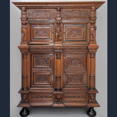 Zeer uitzonderlijke Beeldenkast met de zeven deugden