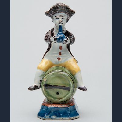 Een Polychroom Delfts Aardewerk Figuur van een Man op Ton