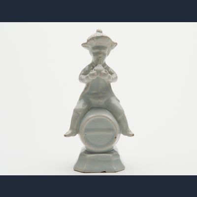 Een Wit Delfts Aardewerk Figuur van een Man op Ton